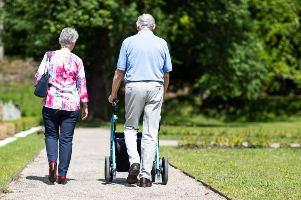 Ouder echtpaar maakt een wandeling in het park