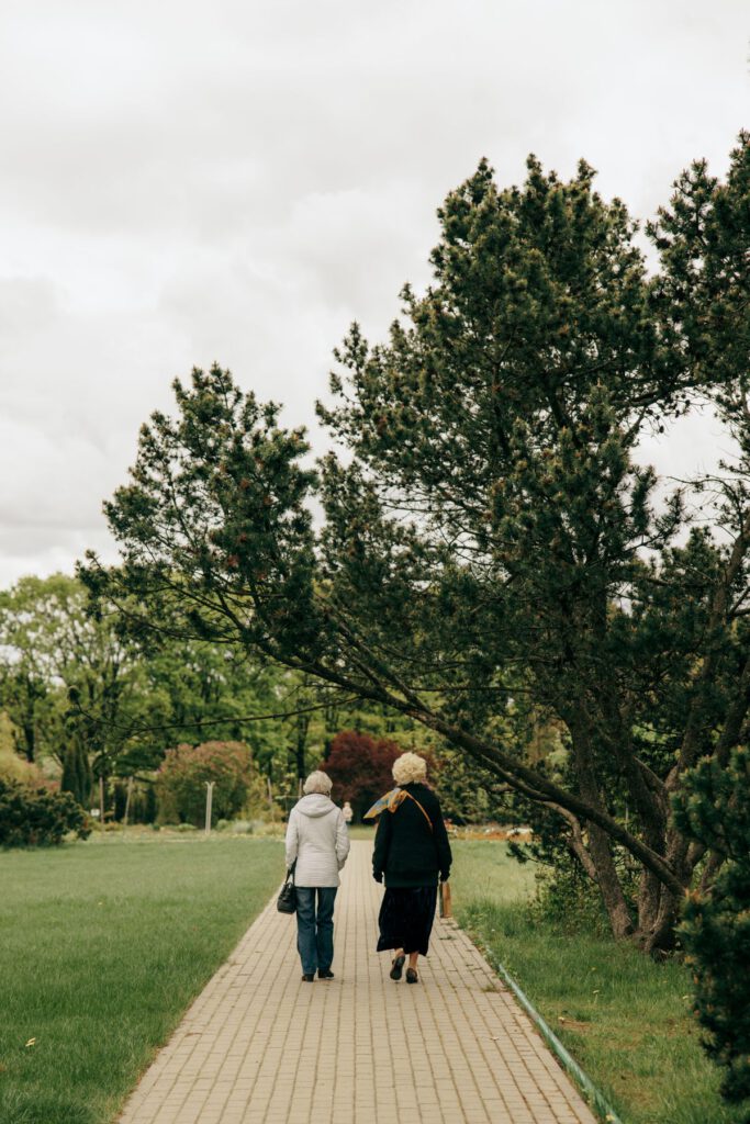 Twee ouderen wandelen zelfstandig in het park